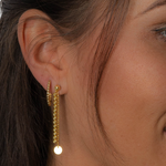 Am Ohr (brünett): Goldene SHINY BALLS II Ohrringe kombiniert mit Creolen, langer Kugel-Anhänger mit Plättchen.