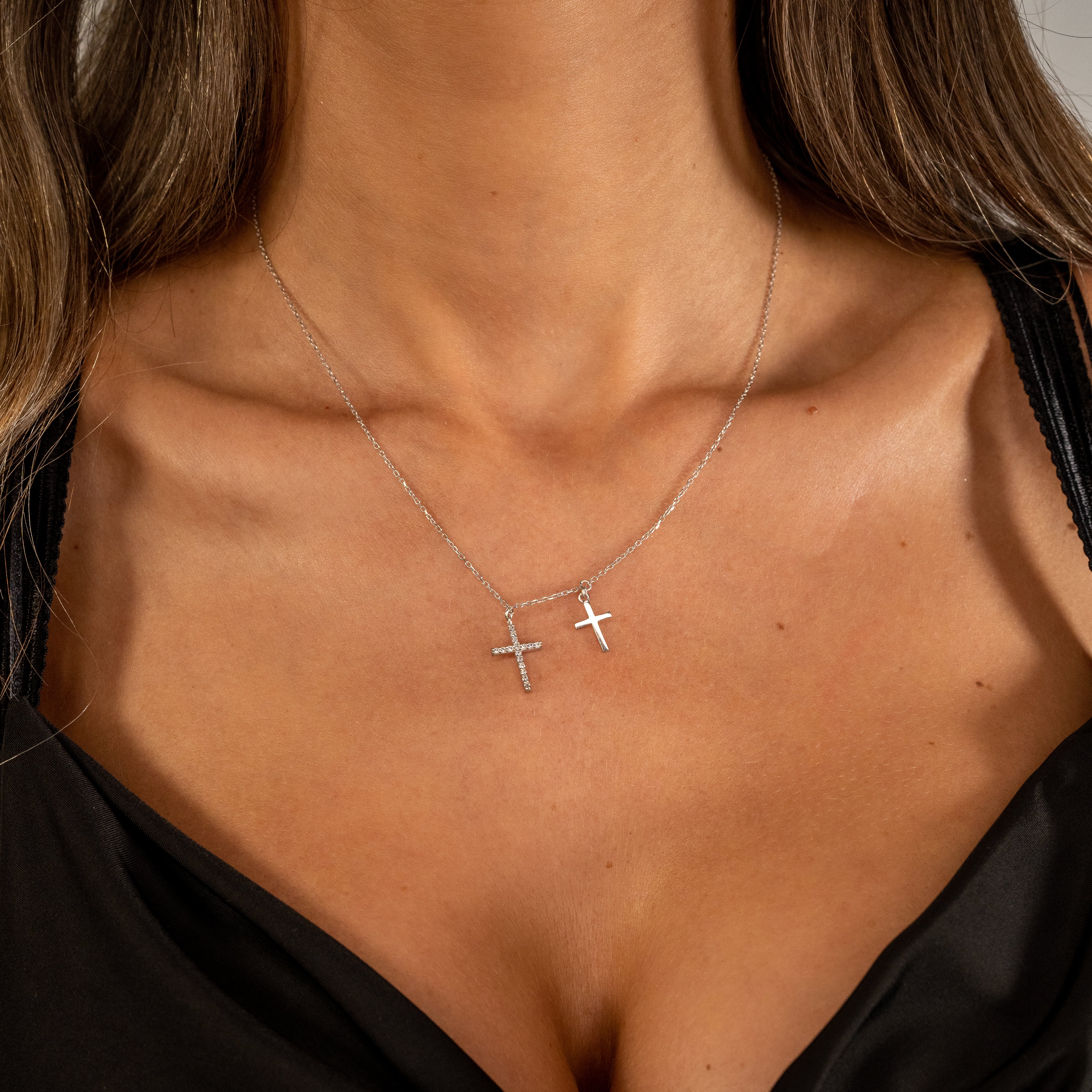 Double Kreuz Kette Silber am Hals – Zirkonia-Kreuz und schlichtes Kreuz, eleganter Layering-Look.
