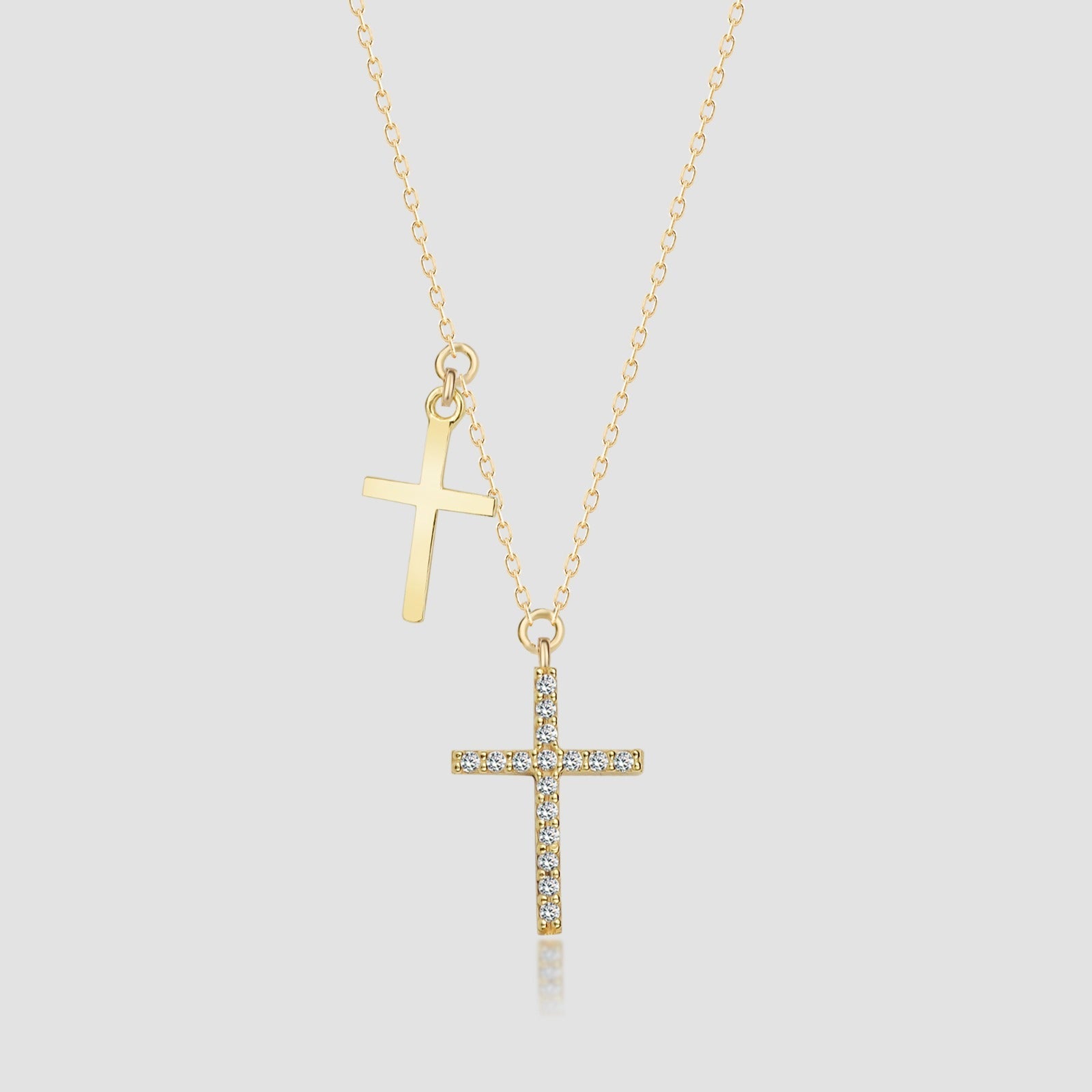 Double Kreuz Zirkonia Kette aus Gold mit zwei Kreuzanhängern auf hellem Hintergrund.