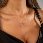 Double Kreuz Zirkonia Kette in Silber getragen – feine 925 Sterling Silber Kette mit Karabinerverschluss.