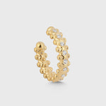 CRUSH Ear Cuff Gold mit Zirkonia – 14K vergoldet, eleganter Ohrschmuck in Nahaufnahme.