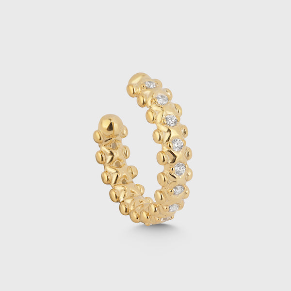 CRUSH Ear Cuff Gold mit Zirkonia – 14K vergoldet, eleganter Ohrschmuck in Nahaufnahme.
