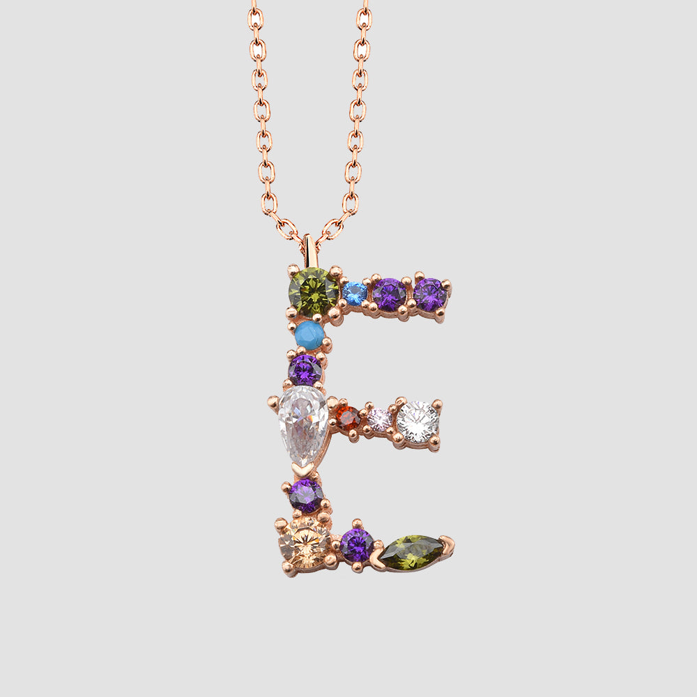 Letter-Kette E rosévergoldet mit Zirkonia Mix – Fancy Crystals Mix Letter Anhänger an Kette.