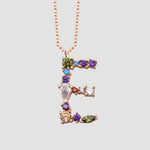 Letter-Kette E rosévergoldet mit Zirkonia Mix – Fancy Crystals Mix Letter Anhänger an Kette.