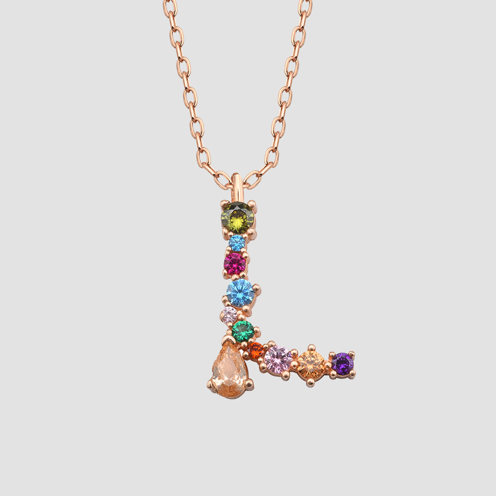 Letter-Kette L rosévergoldet mit Zirkonia Mix – Fancy Crystals Mix Letter Anhänger an Kette.