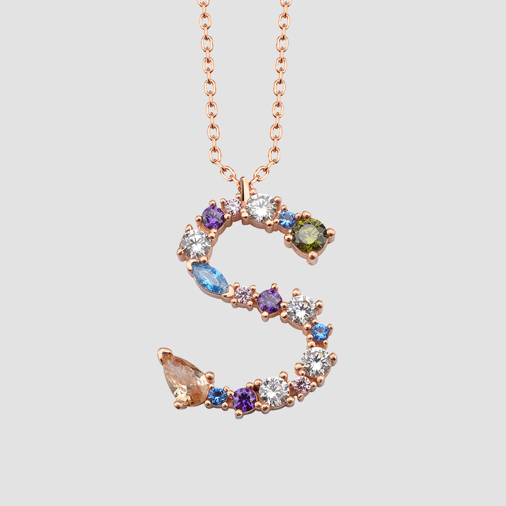 Letter-Kette S rosévergoldet mit Zirkonia Mix – Fancy Crystals Mix Letter Anhänger an Kette.