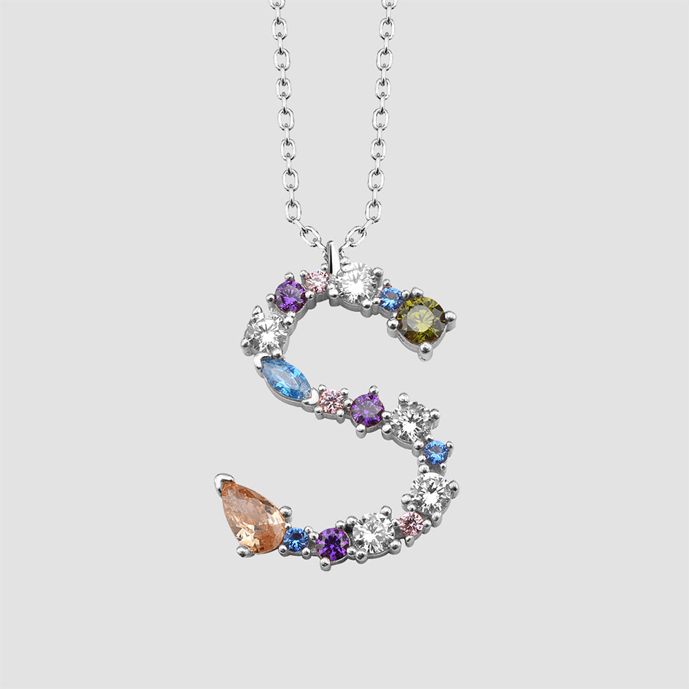 Fancy Crystals Mix Letter Kette Silber 925 – Buchstabe S Anhänger mit Zirkonia-Mix, Detailansicht.
