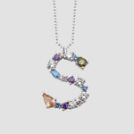 Fancy Crystals Mix Letter Kette Silber 925 – Buchstabe S Anhänger mit Zirkonia-Mix, Detailansicht.