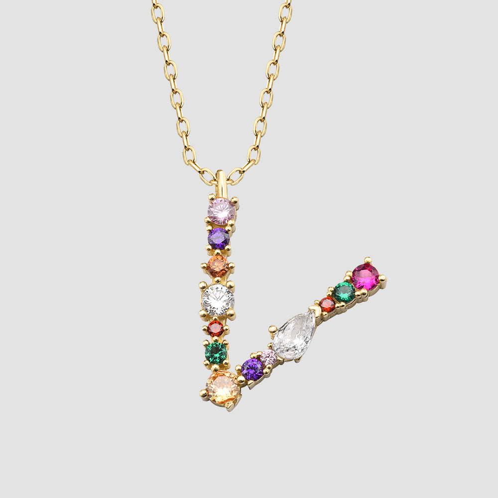 Fancy Crystals Mix Letter V Anhänger in Goldoptik mit Zirkonia Mix, Buchstaben Kette aus 925 Sterling Silber.