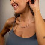 FIGARO Halskette S Silber an lachender Frau mit Trägertop, Nahaufnahme Dekolleté.