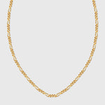 Goldene FIGARO Halskette S aus 925 Sterling Silber auf weißem Hintergrund.