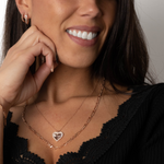 Model trägt FIGARO Halskette S Rosé im Layering-Look – rosévergoldete Figaro-Kette von Dkeniz.