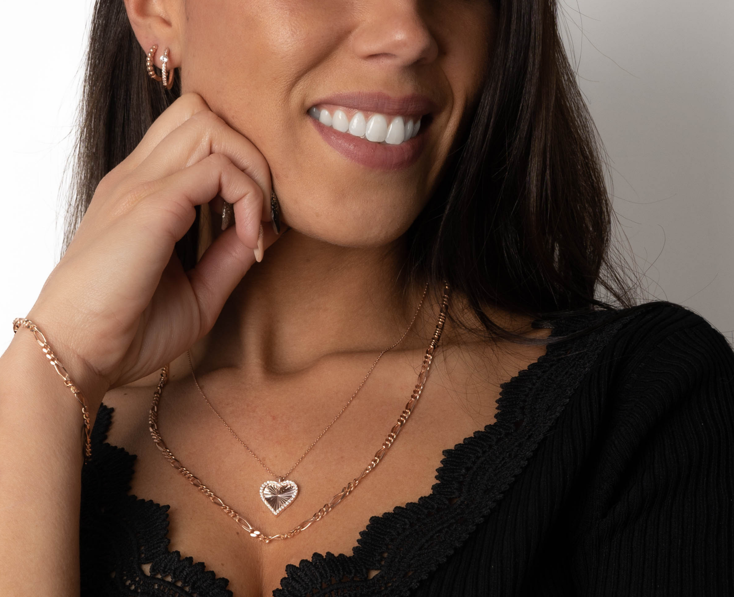 Model trägt FIGARO Halskette S Rosé im Layering-Look – rosévergoldete Figaro-Kette von Dkeniz.