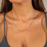 Zirkonia Halskette Rosé getragen am Hals, feine Kette aus 925 Silber, elegant & minimalistisch.