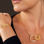 Frau trägt ROYAL RINGS Armkette in Gold – elegante Doppelring-Optik mit funkelndem Zirkonia.