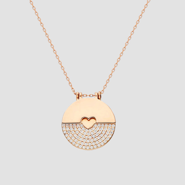 Herz Gravur Kette Roségold mit Zirkonia-Anhänger – Produktfoto freigestellt.