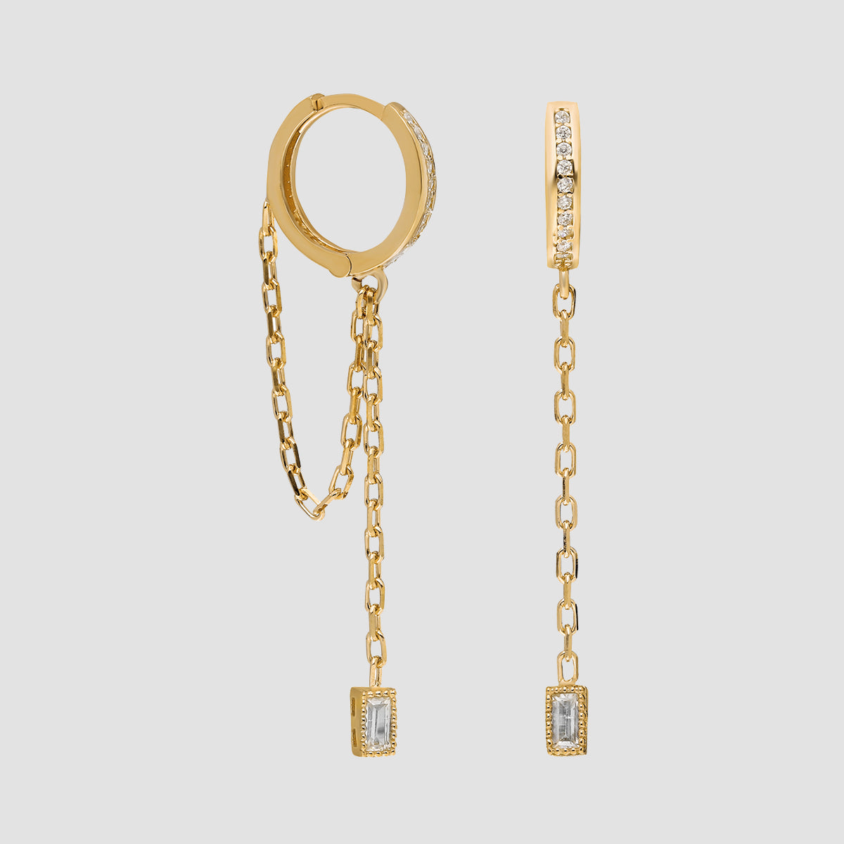 Hängecreolen Baguette Gold aus 925 Silber vergoldet mit Zirkonia und Kettenanhänger – Paar auf grauem Hintergrund.