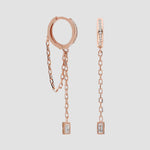 Hängecreolen Baguette in Roségold mit Kette und rechteckigem Zirkonia-Anhänger von Dkeniz.