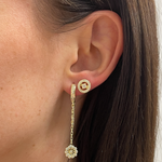 Hängecreole Circle Zirkonia in Gold am Ohr getragen, zarte Kette mit rundem Anhänger – kombiniertes Styling.