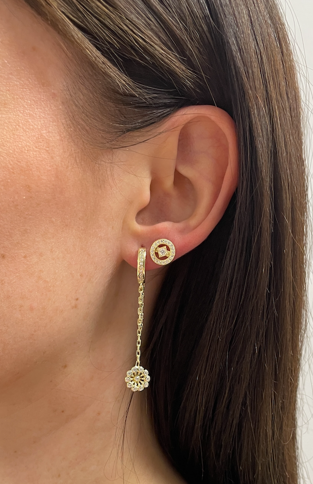 Hängecreole Circle Zirkonia in Gold am Ohr getragen, zarte Kette mit rundem Anhänger – kombiniertes Styling.