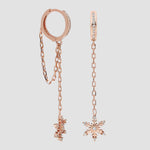 Rosévergoldete Hängecreolen mit Schneeflockenanhänger und Zirkonia in Kettenoptik vor hellem Hintergrund.