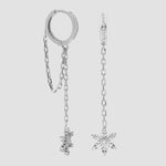 Silberne Hängecreolen mit Schneeflocke und Zirkonia, lange Kette, filigraner Winterohrring vor neutralem Hintergrund.