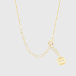 Halbmond Kette Gold Detail mit Federringverschluss, Verlängerungskette und Dkeniz Anhängerplättchen.