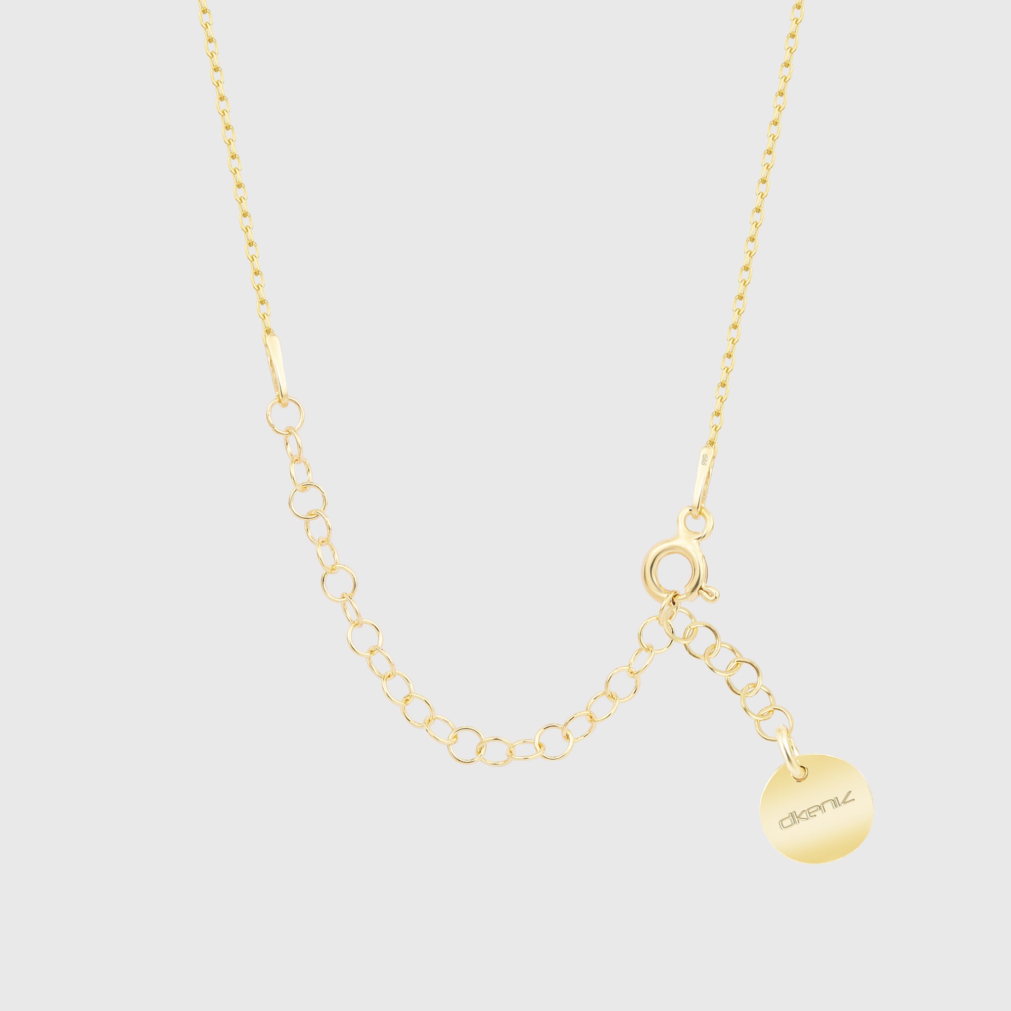 Halbmond Kette Gold Detail mit Federringverschluss, Verlängerungskette und Dkeniz Anhängerplättchen.