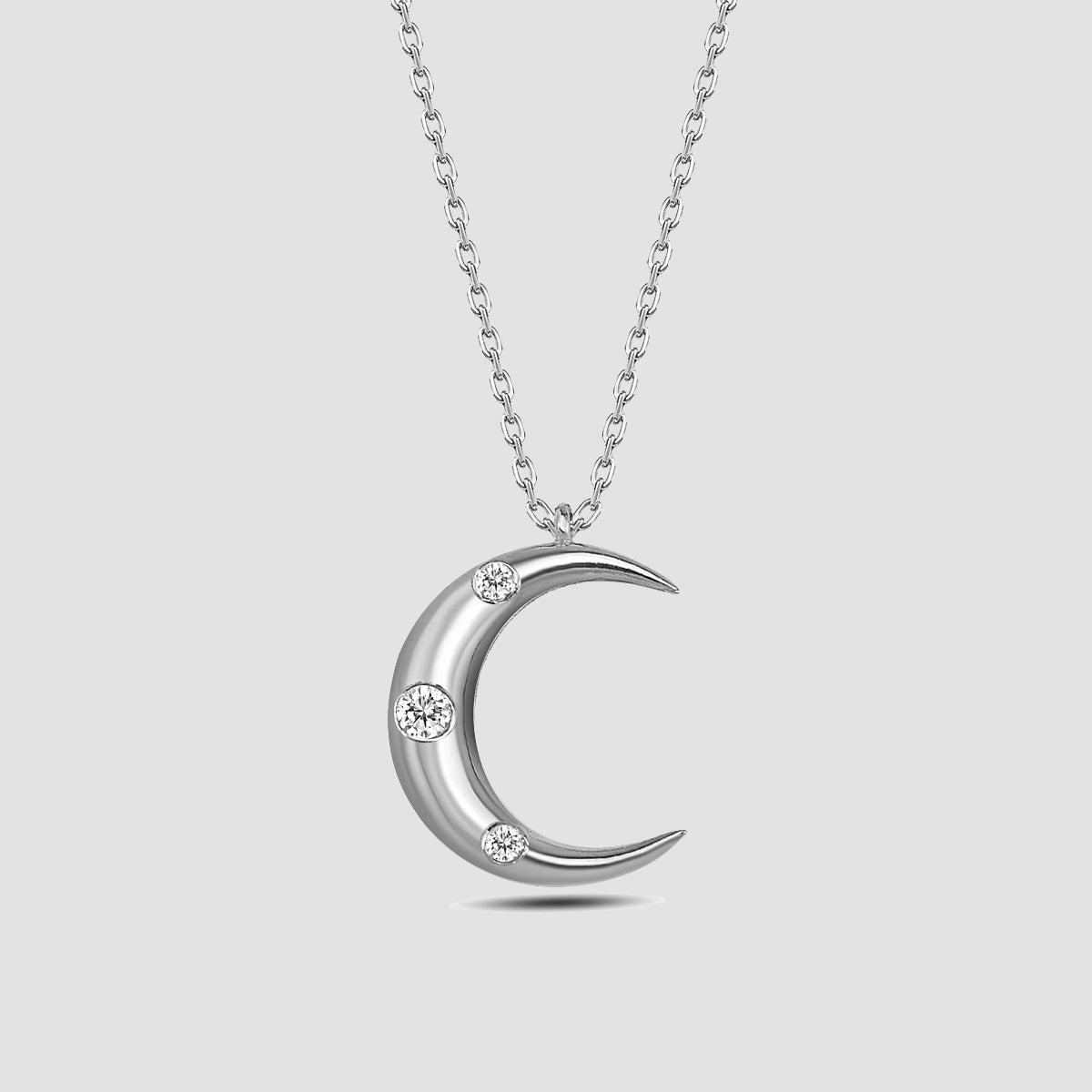 Halbmond Kette Silber mit Zirkonia – Mond Anhänger in Nahaufnahme, elegant und glänzend.