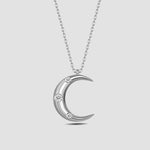 Halbmond Kette Silber mit Zirkonia – Mond Anhänger in Nahaufnahme, elegant und glänzend.
