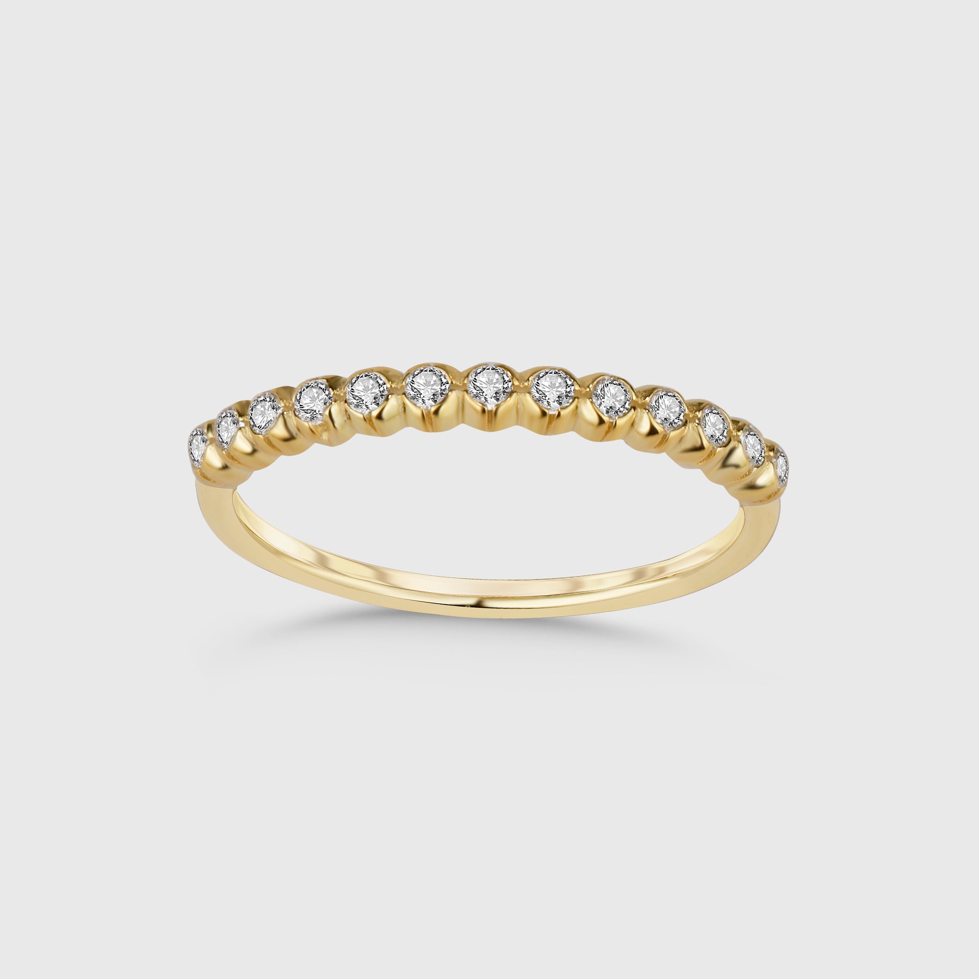 Half Zirkonia Ring in Gold mit weißen Zirkonia, feiner stapelbarer Damenring.