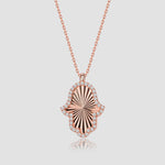 Roségoldene Hamsa Hand Halskette mit Zirkonia, Shiny Collection von Dkeniz auf hellem Hintergrund.