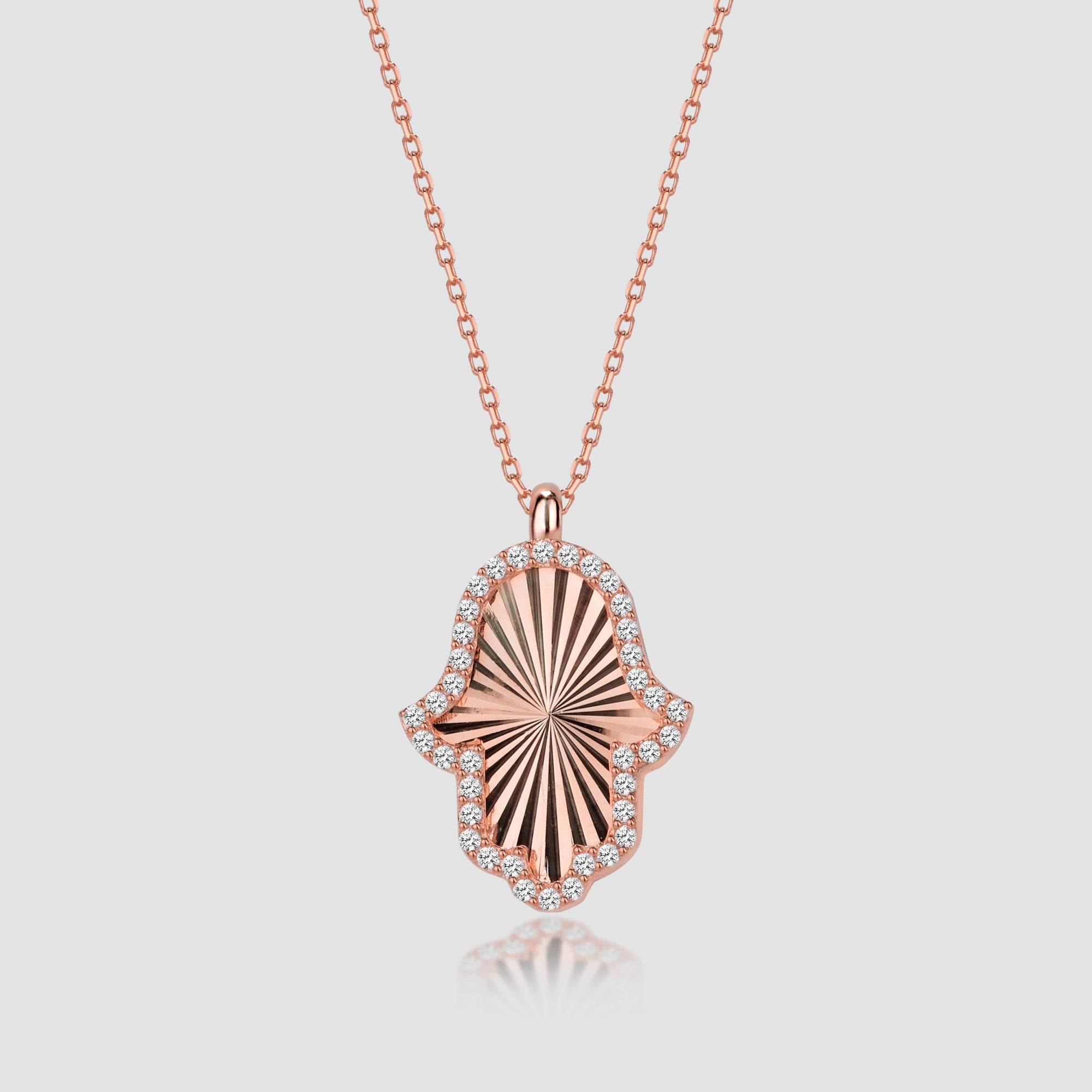 Roségoldene Hamsa Hand Halskette mit Zirkonia, Shiny Collection von Dkeniz auf hellem Hintergrund.