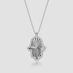 Silberne Hamsa Hand Halskette mit Zirkonia, Shiny Collection von Dkeniz auf hellem Hintergrund.