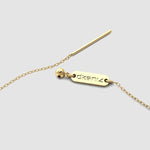 Nahaufnahme goldene Dkeniz Logo-Plakette an der verstellbaren Charm Kette in Gold.