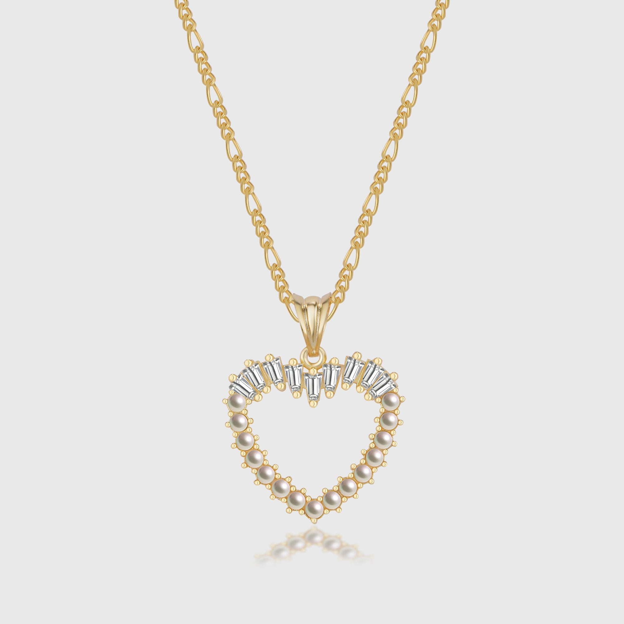 Heart Pearl X Baguette Halskette Gold mit Herz-Anhänger aus Perlen und Zirkonia auf hellem Hintergrund.