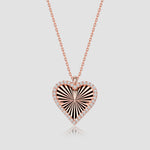 Roségoldene Heart Shiny Collection Kette mit Zirkonia-Herzanhänger auf hellgrauem Hintergrund.