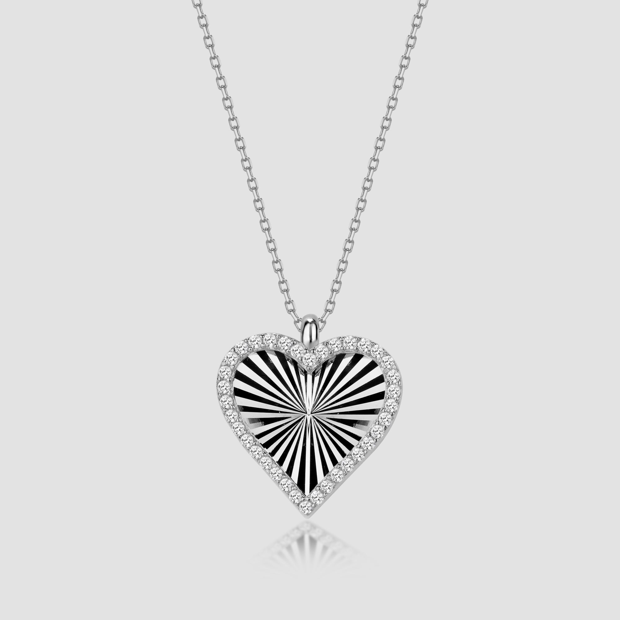 Silberne Heart Shiny Collection Kette mit schwarz-weißer Herzplatte und Zirkonia-Rand freigestellt.