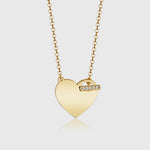 Herz Gravur Shiny Closure Halskette Gold – Herzanhänger mit Zirkonia-Verschluss, 14K vergoldet.