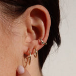 Goldene Classic Thin M Creolen am Ohr gestylt – minimalistische Damen Creolen im Layering-Look.