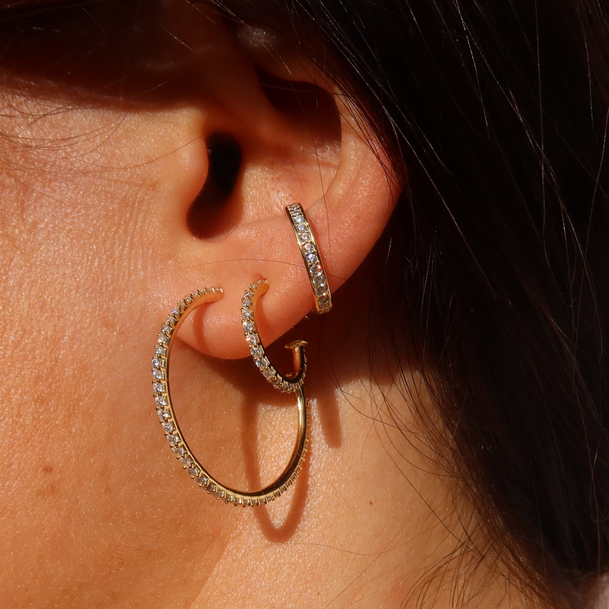 Getragene Hoop Earrings Zirkonia Thin S Gold im Ear-Stack, zarte Creolen mit Zirkonia-Steinen.