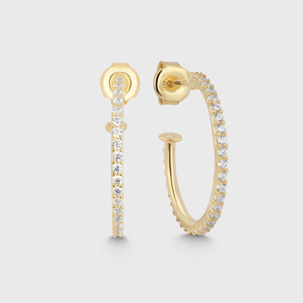Goldene Hoop Earrings Thin M mit Zirkonia – Paaransicht auf hellem Hintergrund.
