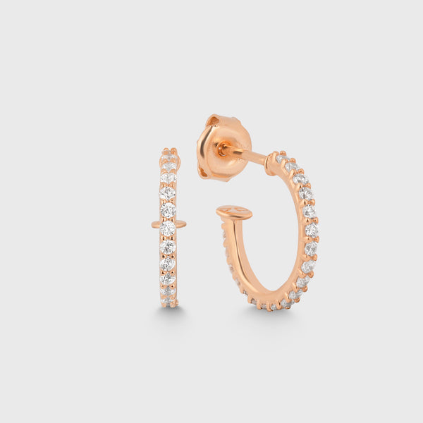 Rosévergoldete Hoop Ohrringe Thin S mit Zirkonia auf hellem Hintergrund.