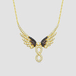 Infinity Angel Wings Halskette in Gold, mit weißen und schwarzen Zirkonia-Steinen auf hellem Hintergrund