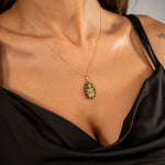 Madonna Halskette Gold 14K vergoldet – feine Kette mit ovalem Medaillon am Dekolleté.