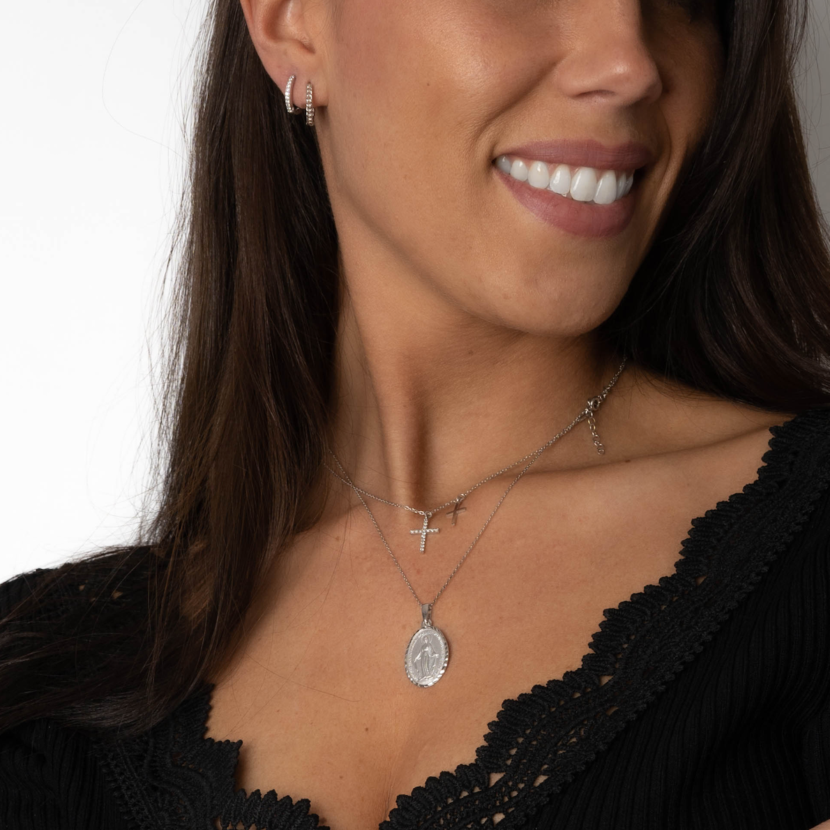 Model trägt Madonna Halskette Silber im Layering-Look, eleganter Damen Schmuck.