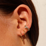Tragebild: MEMORI Ear Cuff Gold am Ohr getragen – Zirkonia Ohrklemme ohne Piercing, elegant kombiniert.