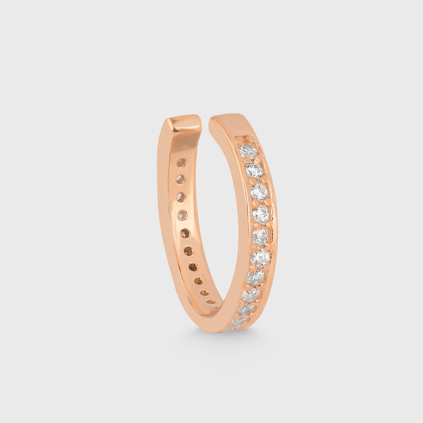Rosévergoldeter MEMORI Ear Cuff aus 925 Silber mit Zirkonia auf hellem Hintergrund.