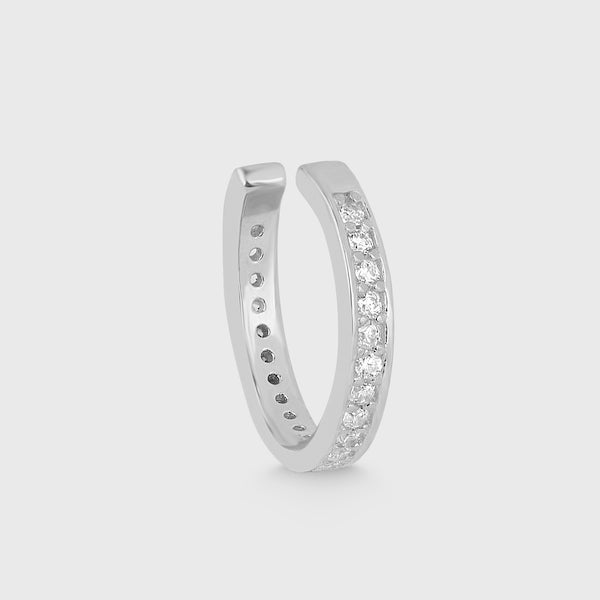 MEMORI Ear Cuff Silber mit weißen Zirkonia auf hellem Hintergrund – eleganter Ohrschmuck.