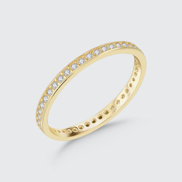 Memori Zirkonia Ring in Gold mit feiner Reihe weißer Zirkonia vor hellem Hintergrund.